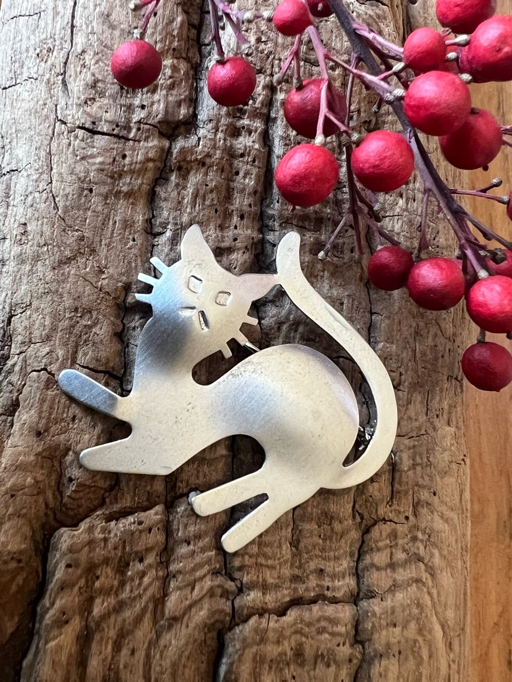 Signed Sterling Cat Brooch Modernist Vintage
Smooth Low Sheen Silver Animal